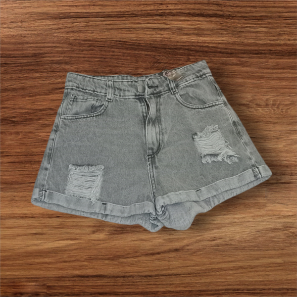 Short Jeans Gris con Roturas